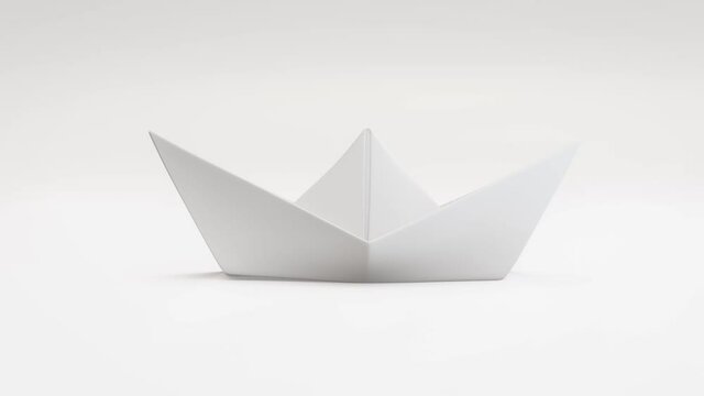 Papierboot segelt durch die Kamera - Konzept Bewegung, Einsamkeit