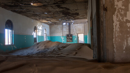 Obraz na płótnie Canvas Inside the sandfilled house at the ghost town of Kolmanskop, Namibia.