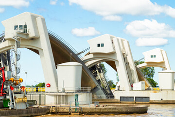 Open weir to maintain the water level of the Lower Rhine (Rhine).