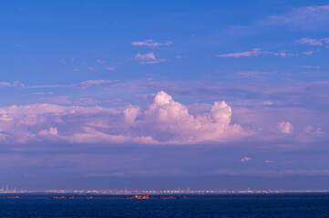 兵庫県神戸市東灘区の深江浜から芦屋に向かう芦屋大橋から大阪湾、大阪南港を望む。夕暮れが近い時、空には夏の雲と鮮やかなブルーのコントラスト。