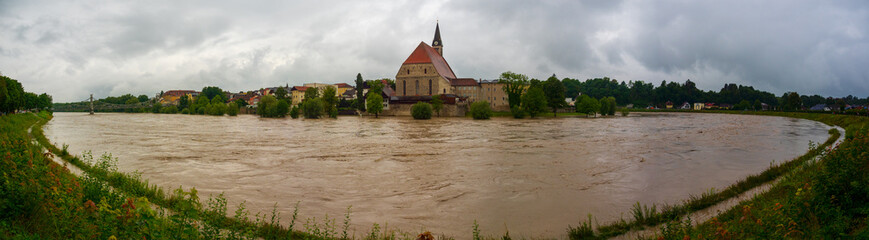 Fototapeta premium Hochwasser in der Stadt Laufen durch Sturmtief Bernd 2021