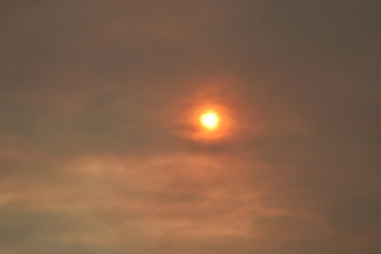 Feu de forêt : le panache de fumée masque le soleil, en plein jour, à 35 kilomètres de là.