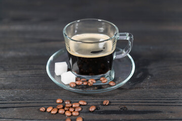 Parzenie czarnej kawy w szklanej filiżance. - obrazy, fototapety, plakaty