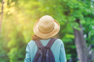 麦わら帽子の女性