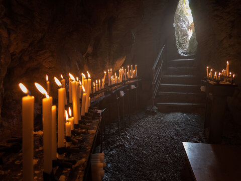 interni della grotta in cui visse come eremita San Benedetto, presso il santuario della Mentorella, in provincia di Roma