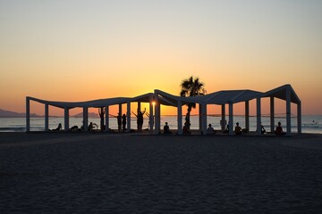 Obraz premium Practicing yoga on the beach.