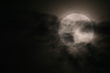 Luna llena con nubes. Paisaje lunar. Fases lunares. Nubes.