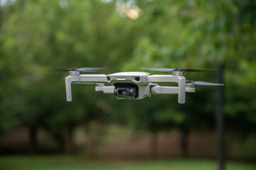 Dron volando en un parque