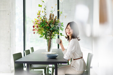 カフェでコーヒーを飲む若い女性