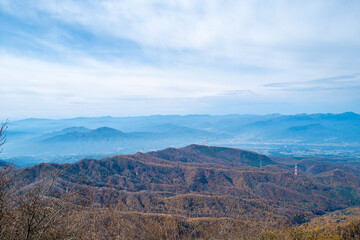 紅葉の季節の群馬県の赤城山の登山道の風景 A view of the trail at Mount Akagi in Gunma Prefecture during the season of autumn leaves.