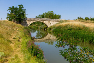 Puente de Carrecalzada en el Canal de Castilla.  Melgar de Fernamental, Burgos, España