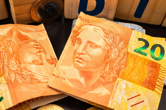 Brl notas de dinheiro real do brasil em uma superfície escura