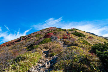 大分県の紅葉のくじゅう連山の風景  Mt.Kujyu range scenery of autumn leaves in Oita Prefecture 