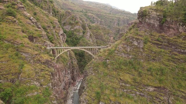 le pont de la mari&eacute;e au dessus du Var - Parc National du Mercantour