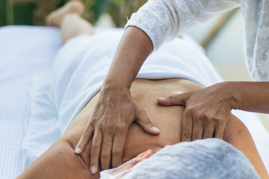 Massagem relaxante corporal com profissional