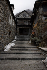 Fototapeta na wymiar Tolle alte Häuser in einem kleinen Bergdorf in dem wundervollen Kanton Tessin in der Schweiz. Im Verzasca Tal.