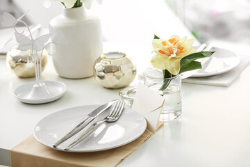 Beautiful table setting with narcissus flowers