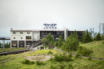 長野県の北横岳の登山道の風景 A view of the trail at Kita-Yokodake in Nagano Prefecture. - obrazy, fototapety, plakaty