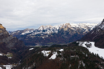 Super Aussicht auf den Klöntalersee im Kanton Glarus. Festgehalten mit der Dji Mavic Pro Drohne. Oben noch Schnee unten schon grün.