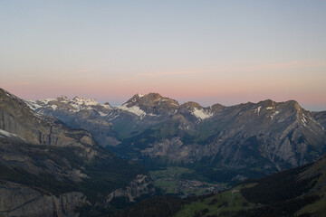 Atemberaubende Landschaft am Oeschinensee oberhalb von Kandersteg im Kanton Bern. Tolle...