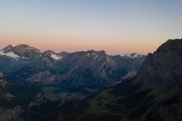 Fototapeta premium Atemberaubende Landschaft am Oeschinensee oberhalb von Kandersteg im Kanton Bern. Tolle Drohnenaufnahme mit der DJI Mavic Pro. Grüne Bäume und ein blauer See. Vogelperspektive.