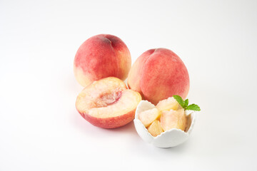 白桃を白バックで