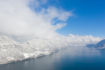 Obraz na płótnie Canvas Tolle Aussicht über den Walensee im Kanton Glarus. Winterwunderland in der Schönen Schweiz. Alles ist schneebedeckt.