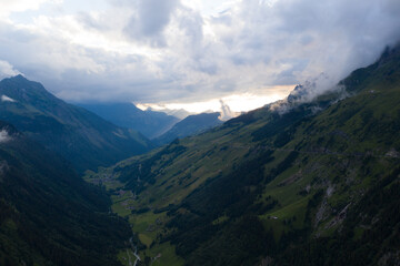 Tolle Aussicht über den Walensee im Kanton Glarus. Winterwunderland in der Schönen Schweiz. Alles ist schneebedeckt.