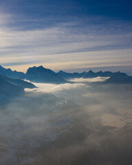 Tolle Aussicht über den Walensee im Kanton Glarus. Winterwunderland in der Schönen Schweiz. Alles ist schneebedeckt.