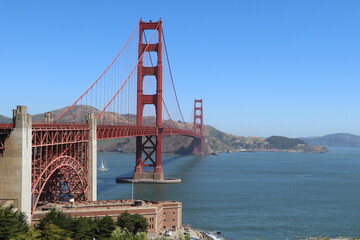 Fototapeta premium Tolle Aussichten von der Golden Gate Bridge in San Francisco in Amerika. Atemberaubender Sonnenuntergang mit eine Möwe im Vordergrund. Klarer Himmel.