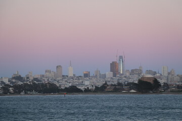 Naklejka premium Tolle Aussichten von der Golden Gate Bridge in San Francisco in Amerika. Atemberaubender Sonnenuntergang mit eine Möwe im Vordergrund. Klarer Himmel.