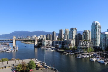 Fototapeta na wymiar Atemberaubende Aussicht auf die wunderschöne Stadt Vancouver in Kanada. Ein toller sonniger Tag bei einer super Stimmung. Blauer Himmel.