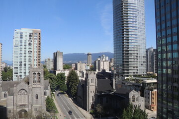 Naklejka premium Atemberaubende Aussicht auf die wunderschöne Stadt Vancouver in Kanada. Ein toller sonniger Tag bei einer super Stimmung. Blauer Himmel.