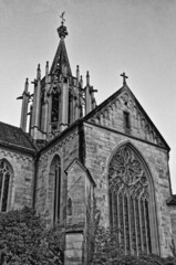 Kirche mit Kirchturm in schwarz/weiss