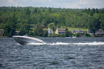Obraz premium Boat on a large canadian lake in Quebec