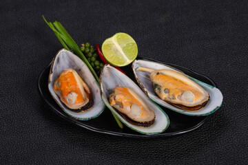 Half mussels with lime and pepper