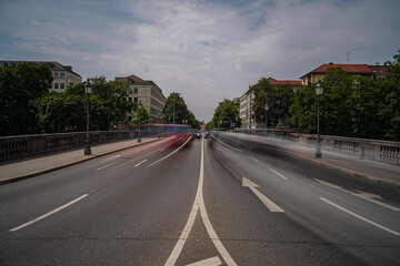 Fototapeta na wymiar Verkehr auf der Luitpoldbrücke