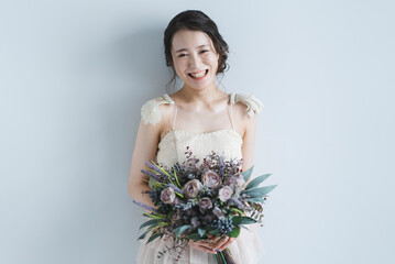 ヘアメイクをしてドレスを着た花嫁