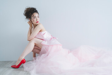 ヘアメイクをしてドレスを着た女性