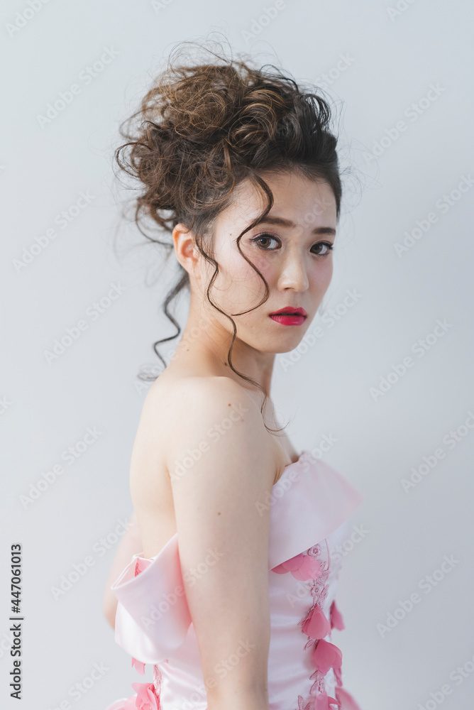 Poster ヘアメイクをしてドレスを着た女性