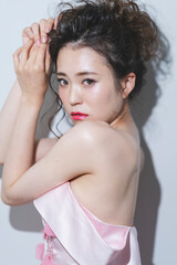 Obraz premium ヘアメイクをしてドレスを着た女性