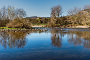 Fototapeta na wymiar paisage de reflejos sobre el rio segre