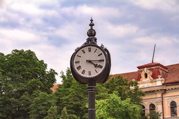 Fototapeta na wymiar clock tower in the city