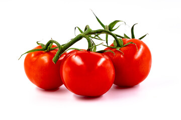 Groupe de trois tomates sur fond blanc