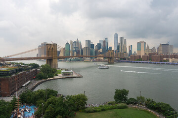 Naklejka premium MBrooklyn bridge and New York skyline
