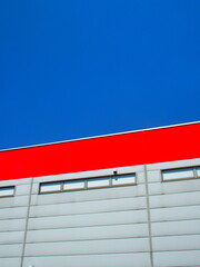 赤いトリミングのある白壁と青空