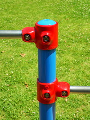 初夏の公園の鉄棒