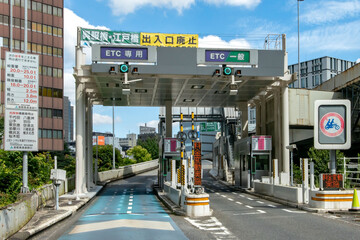 首都高速の神田橋入口と新型コロナワクチンの自衛隊東京大規模接種センター