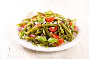 green bean salad with tomato and onion