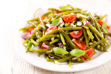 green bean salad with tomato and onion